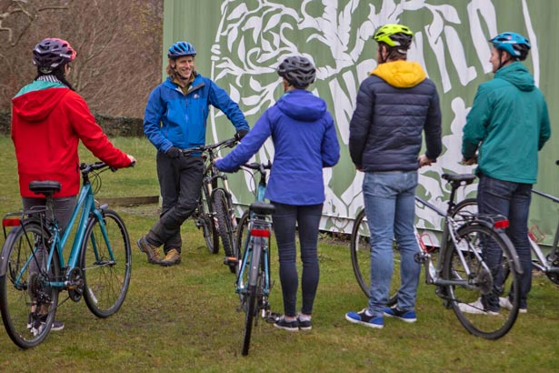 Like Bikes, Team building group chatting